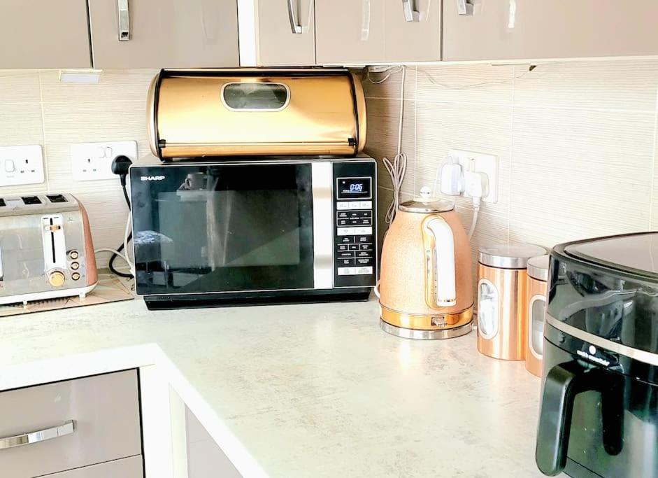 Homely 3 bedroom house in Farnworth, Bolton