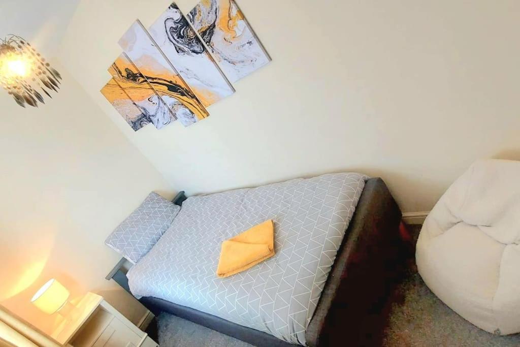 Homely 3 bedroom house in Farnworth, Bolton