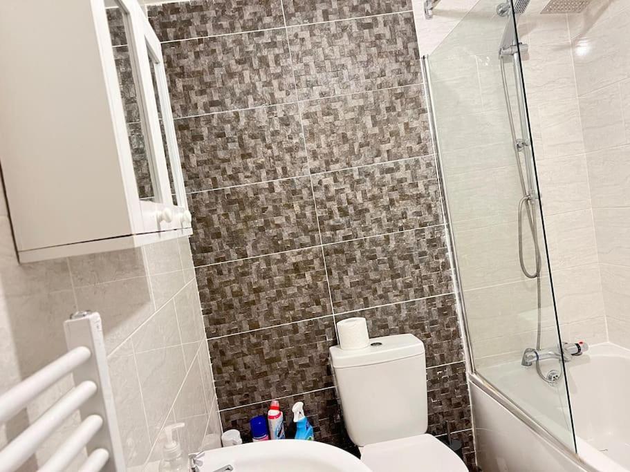 Homely 3 bedroom house in Farnworth, Bolton