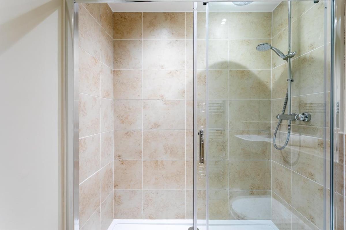 Bright Tower Bridge Nest