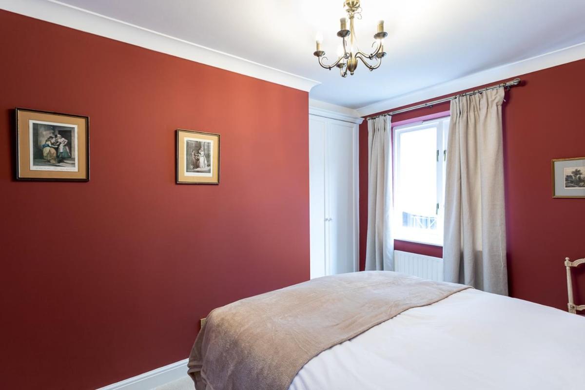 Bright Tower Bridge Nest