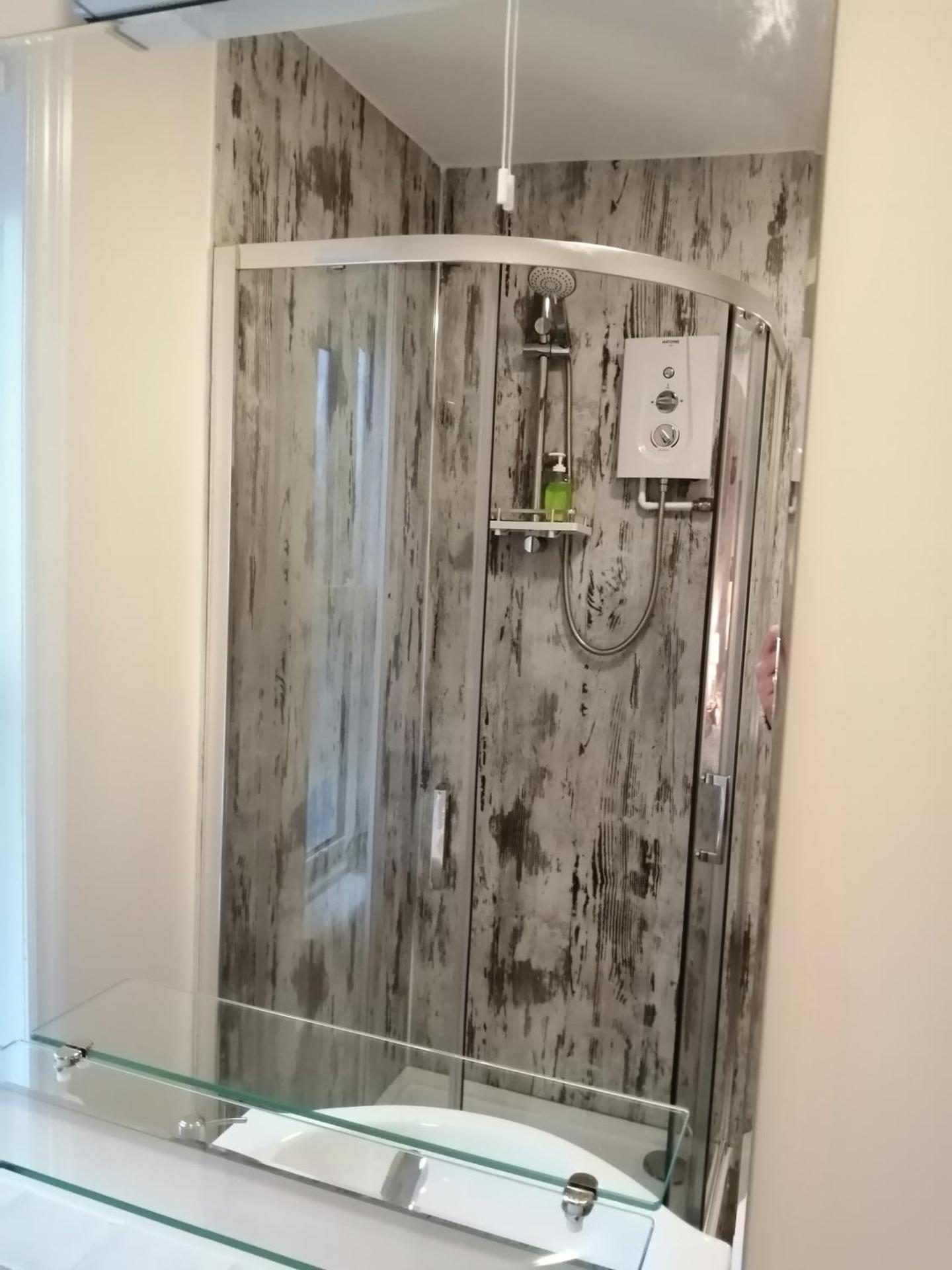 Zweibettzimmer mit Dusche