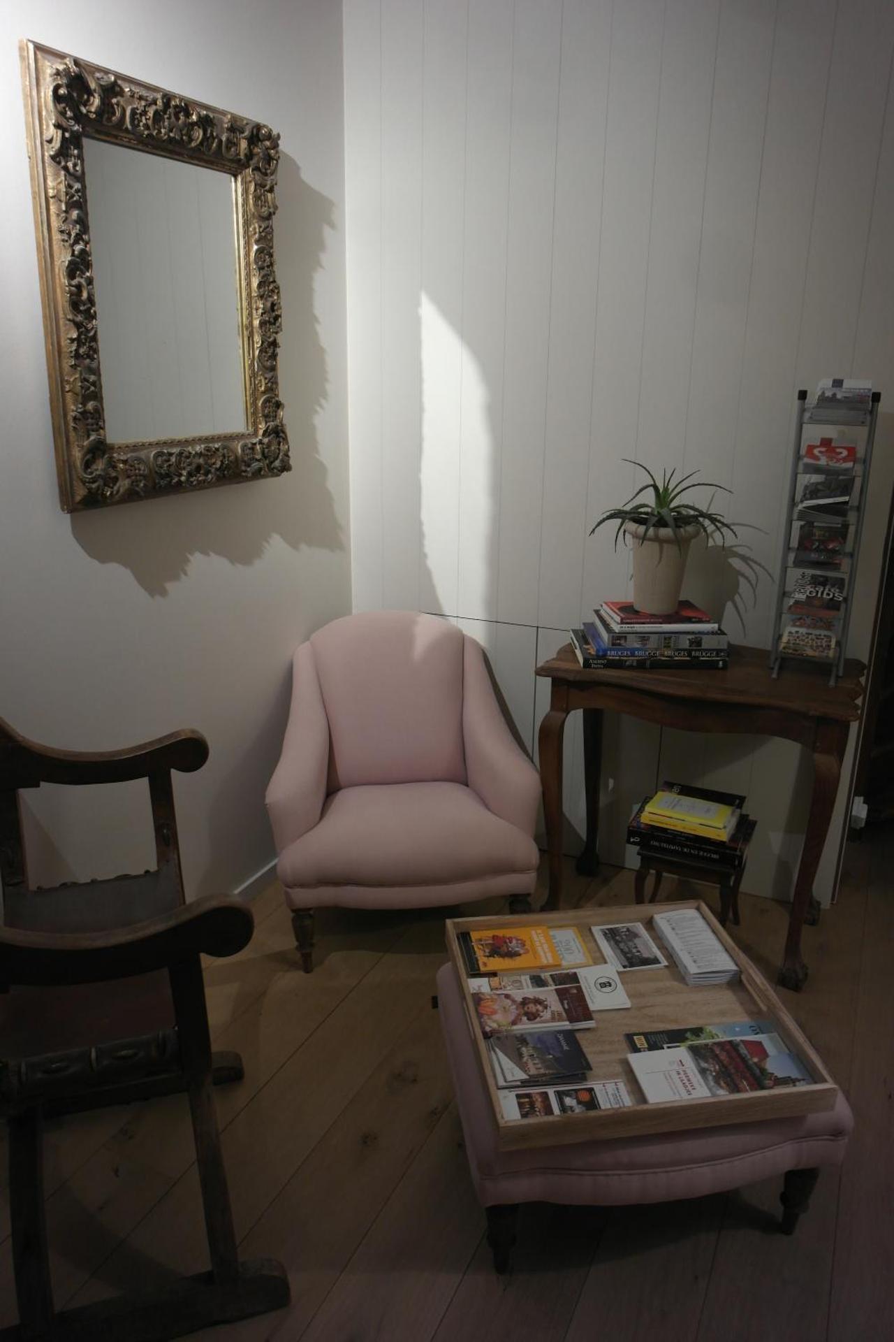 Communal lounge/ TV room