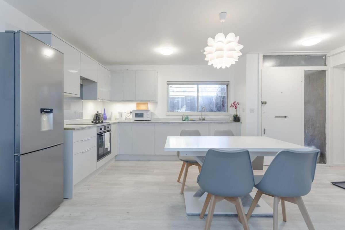 Kensington Gardens 2 bedroom flat with a balcony