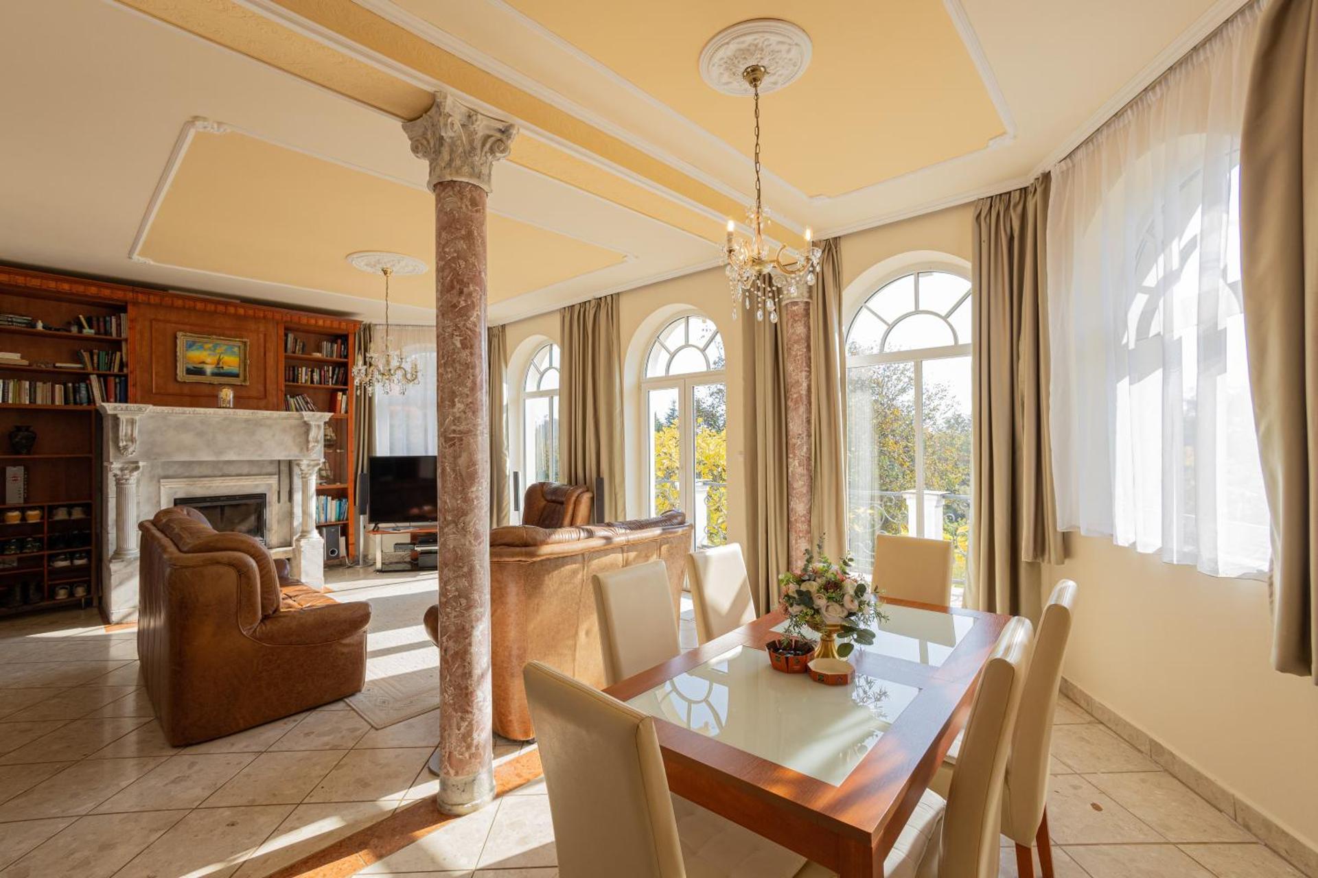 Communal lounge/ TV room