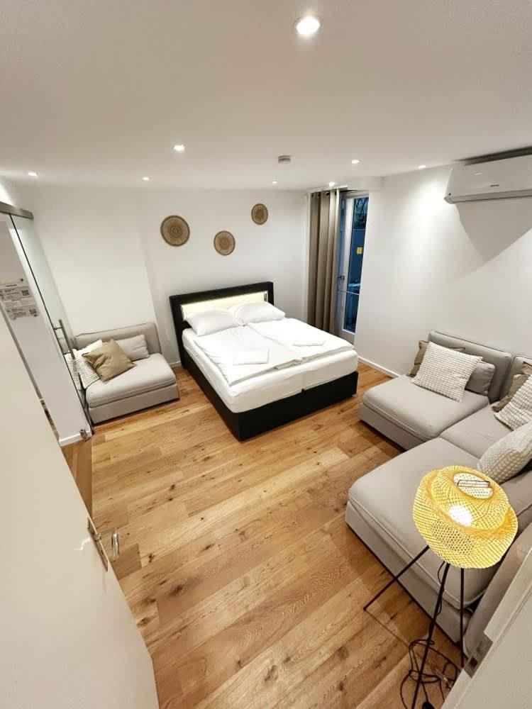 Spacious Apartment for 12 in Hamburg