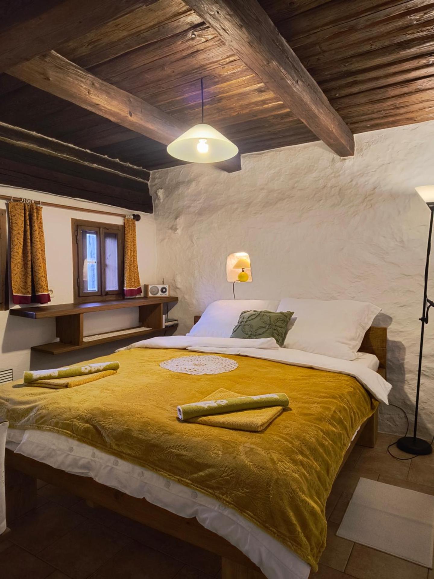 Chaloupka u Mostu sv Jana v centru Vodňan