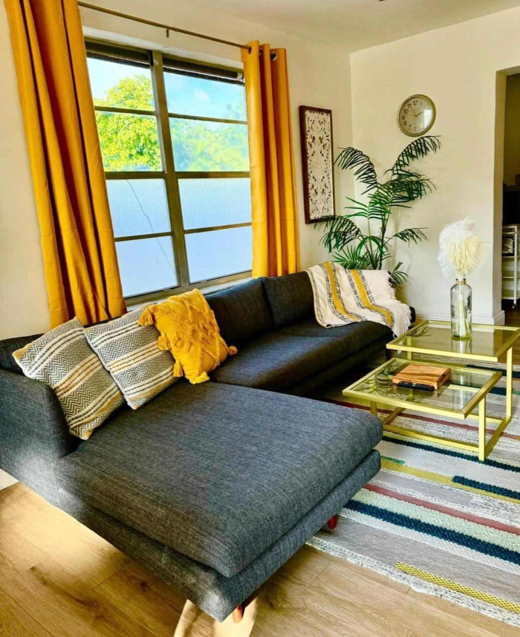 Lush tropical big home close to Airport, Calle 8, Coral Gables and lots more Miami amenities