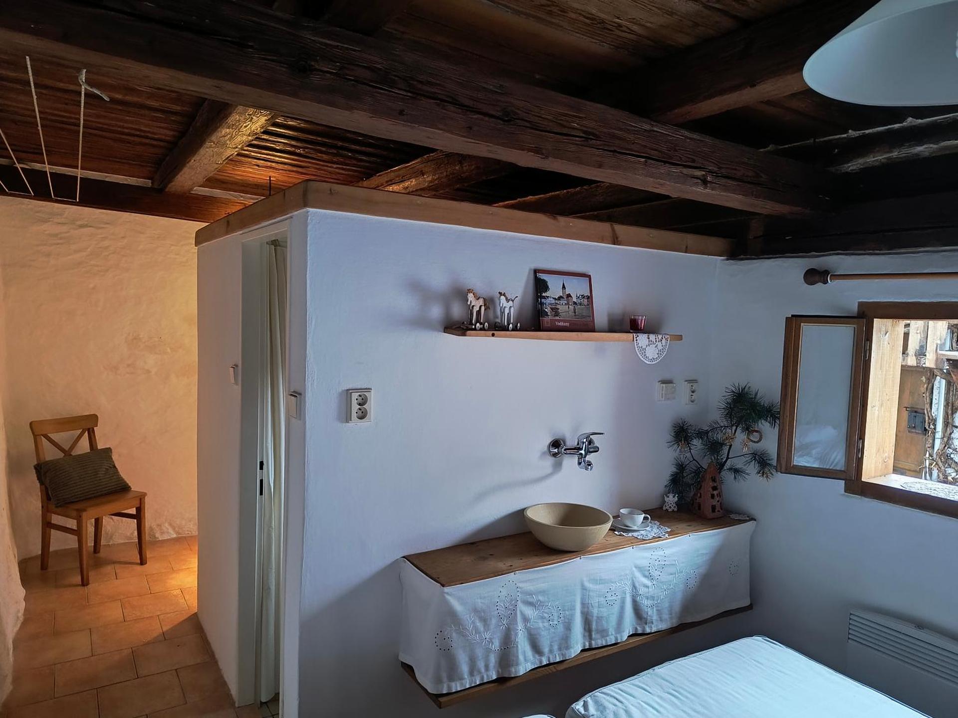 Chaloupka u Mostu sv Jana v centru Vodňan