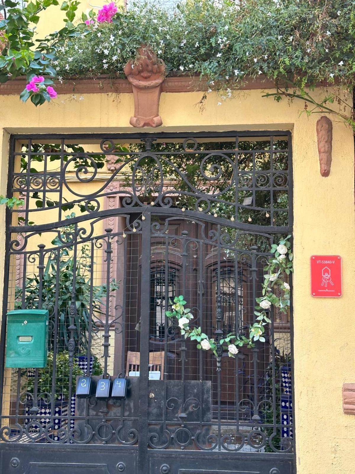 1- Habitación interior con aire acondicionado y con baño independiente