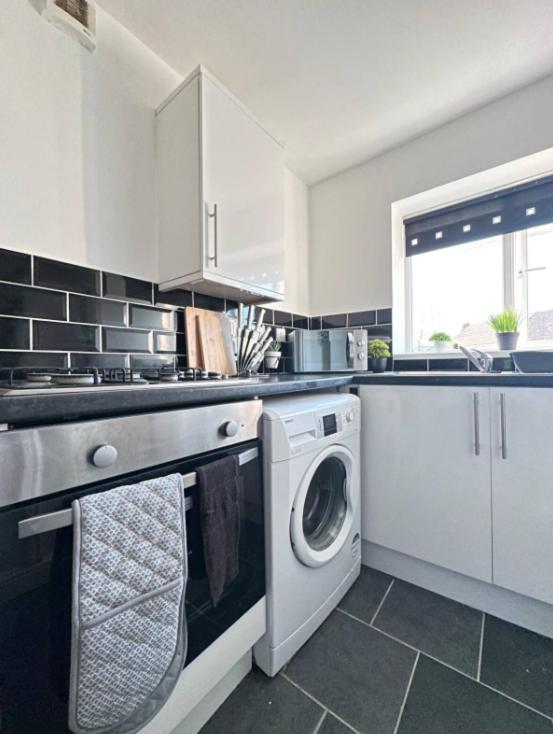 Comfy 1 BR Apartment - Sleeps 2 with Free Parking!