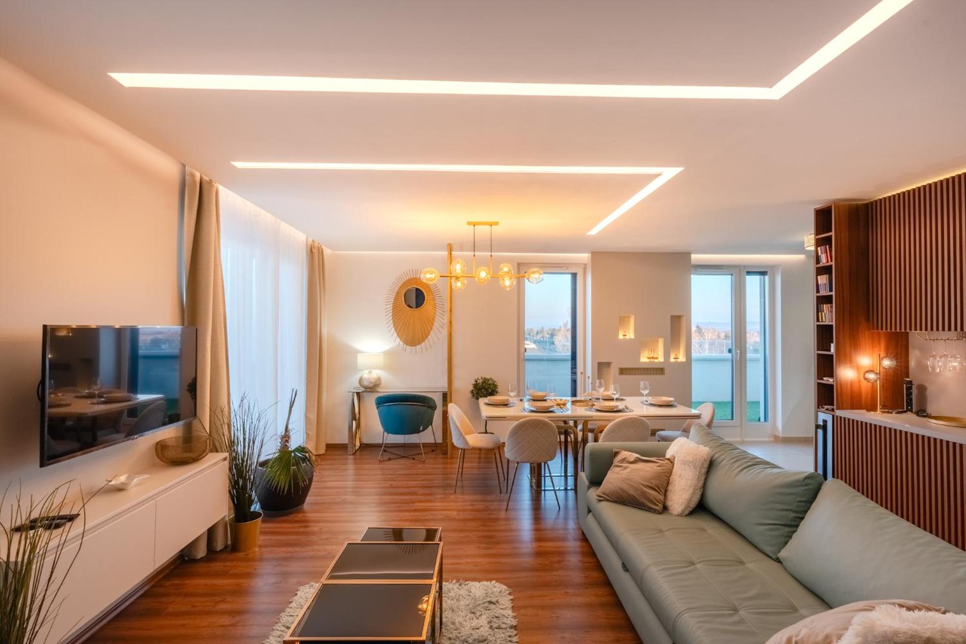 Sunset LakeView with Jacuzzi