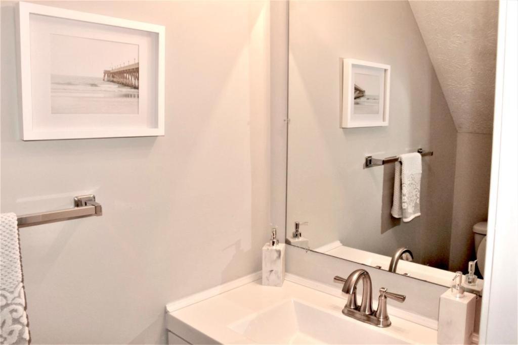 Cheerful 2 bedroom townhouse with indoor fireplace