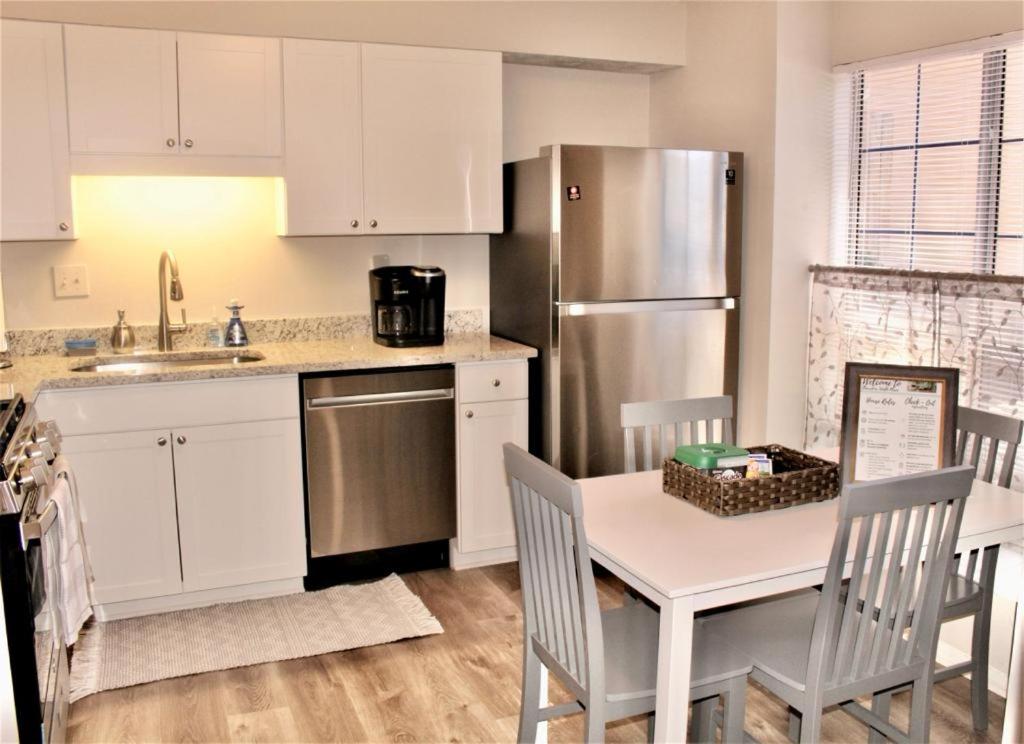 Cheerful 2 bedroom townhouse with indoor fireplace