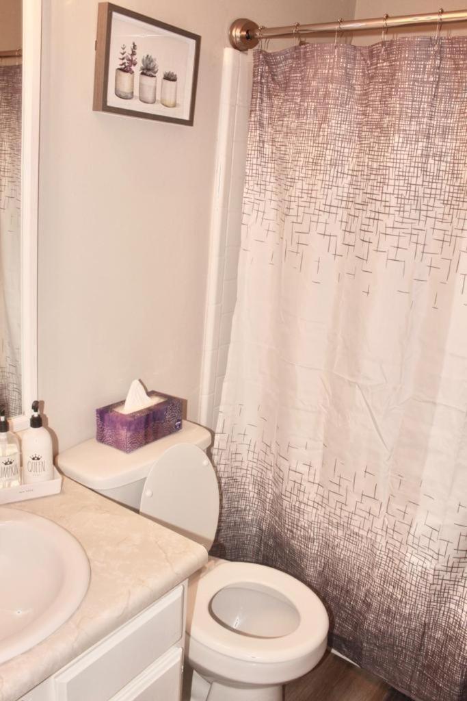 Cheerful 2 bedroom townhouse with indoor fireplace