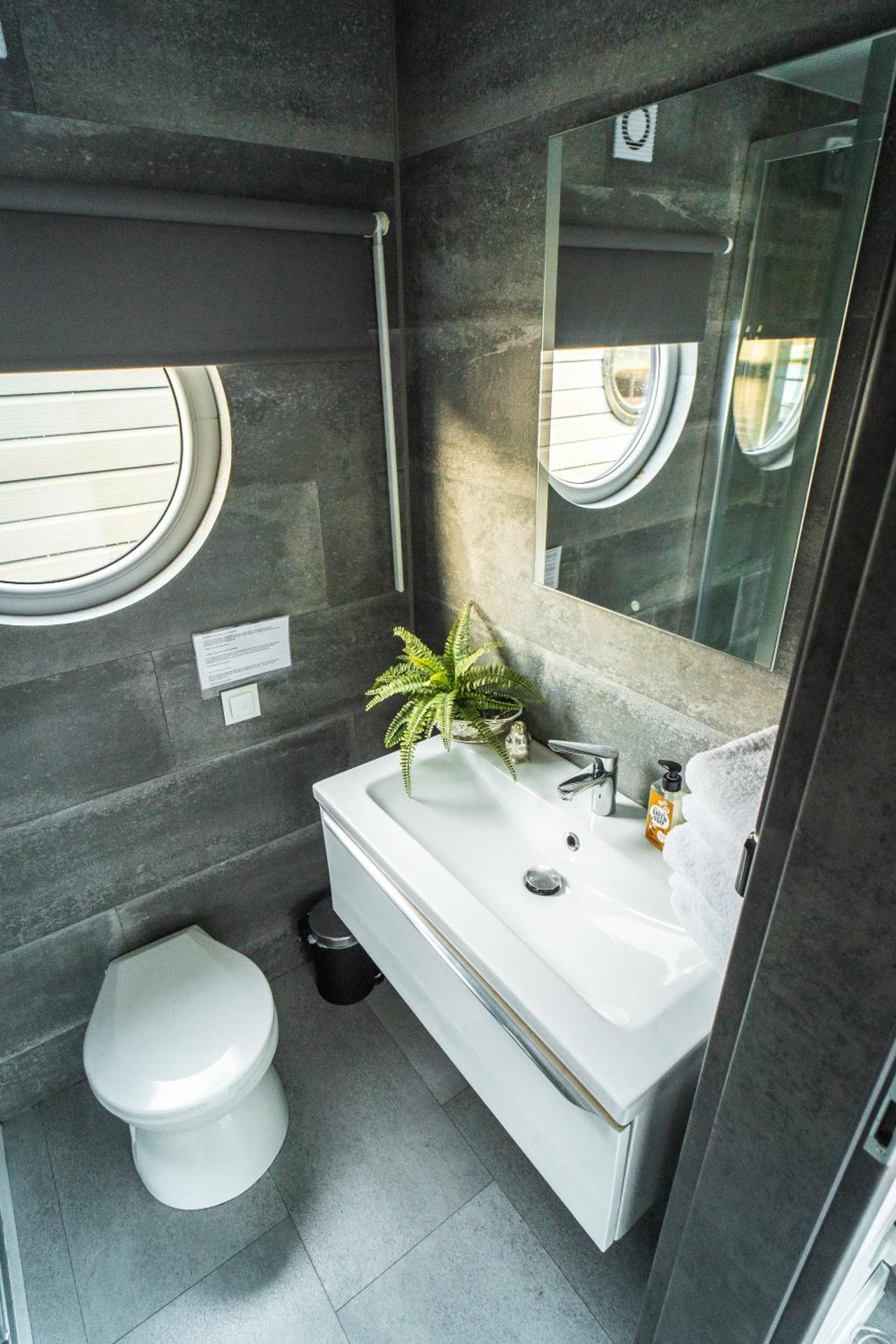 Rode Houseboat Zwartsluis