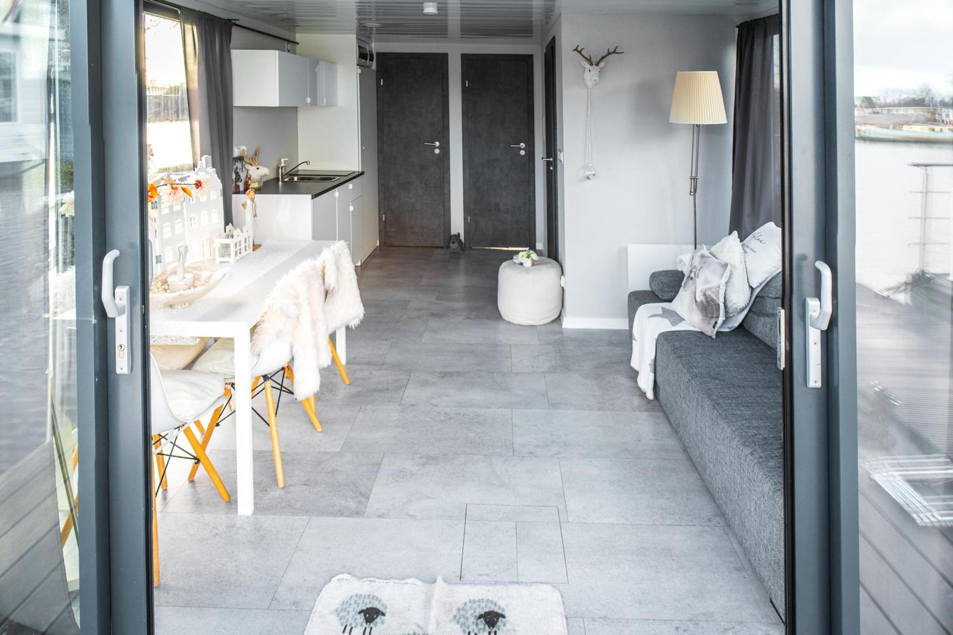 The Grey Pearl Houseboat