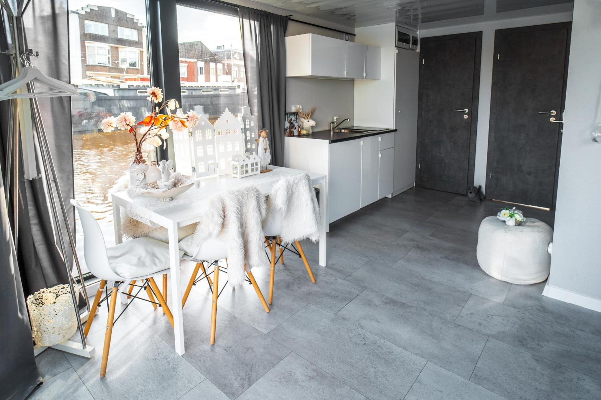 The Grey Pearl Houseboat