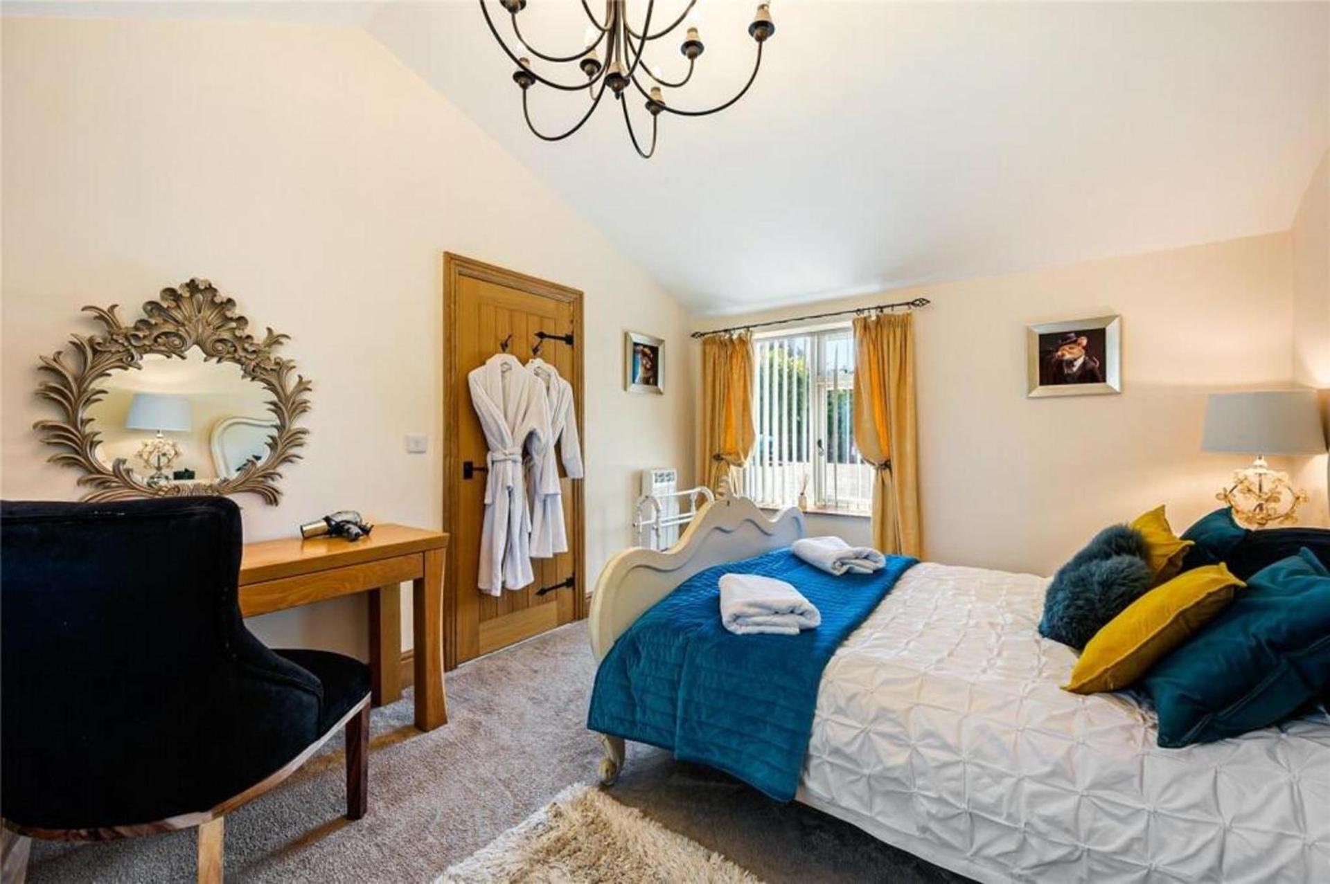 Meagill Cottage Sleeps 4 with Hot Tub & Parking