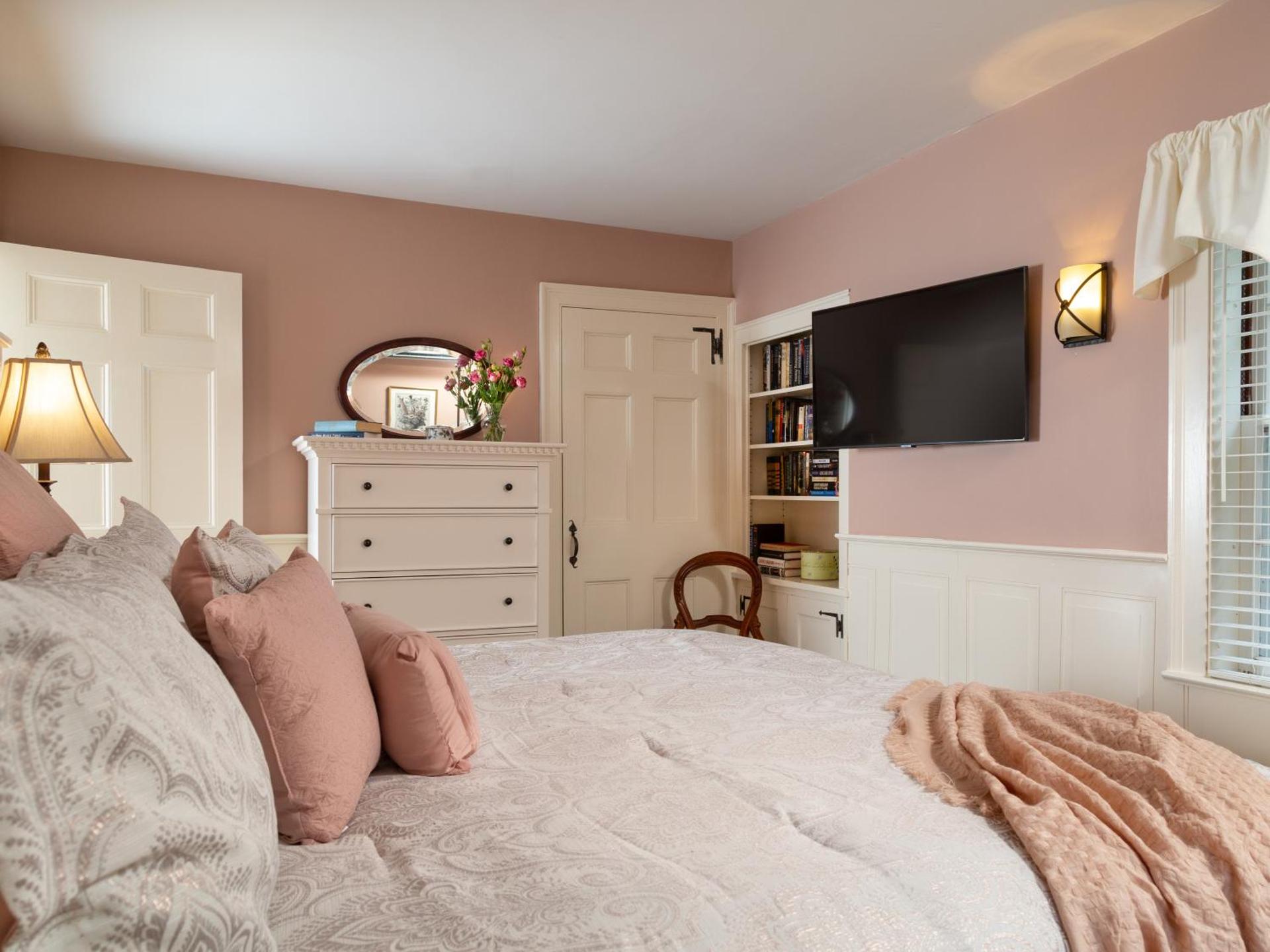 King Suite with Whirlpool - Westinghouse