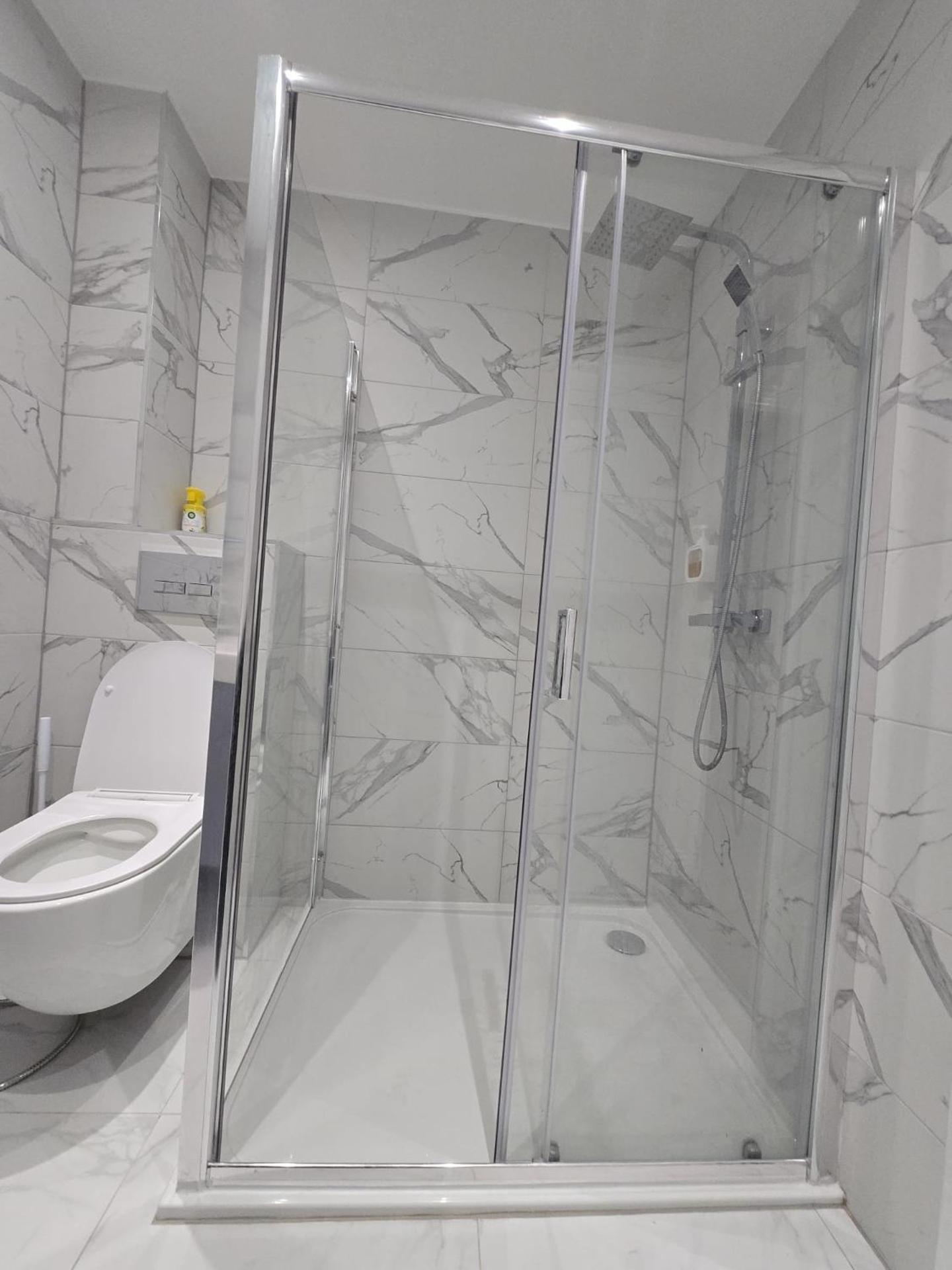 A stylish 3 bedroom house or Apartment in Greenhithe - Available for booking as individual Room or as a Whole apartment - 11mins walk to Greenhithe Train Station, 7 mins drive to Bluewater shopping mall