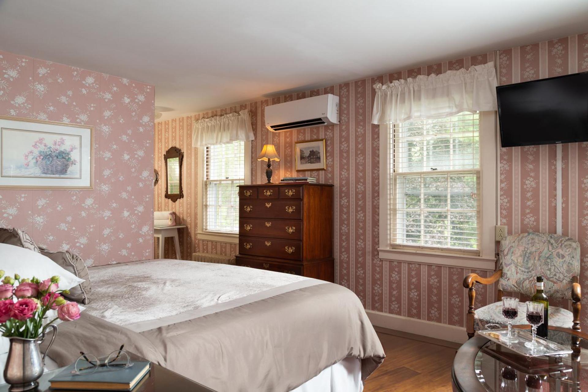 King Room or Two Twin Beds - Lila Ann