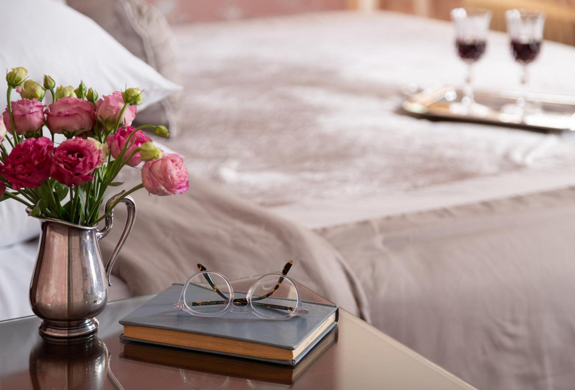 King Room or Two Twin Beds - Lila Ann