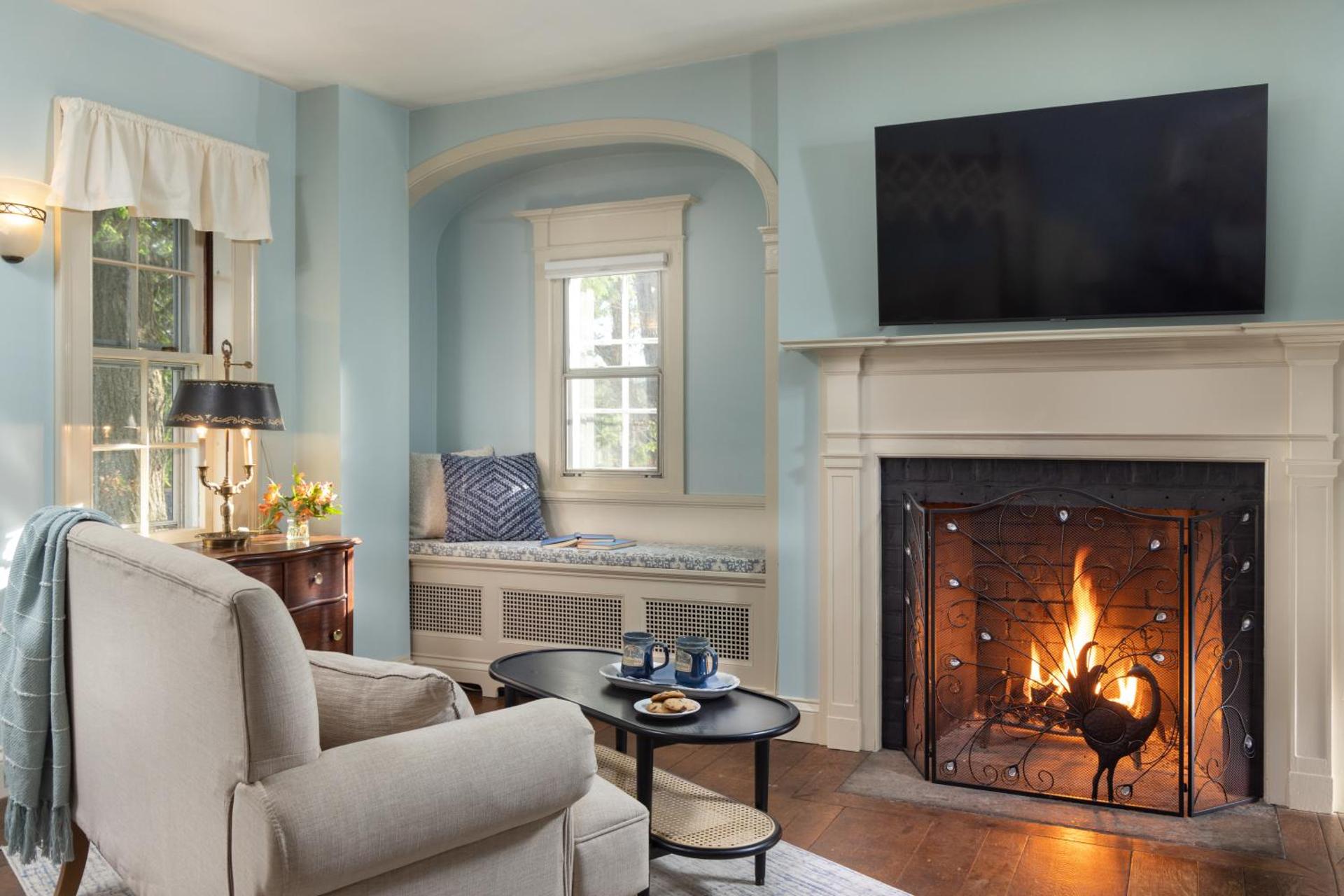 Queen Room with Whirlpool - Collins