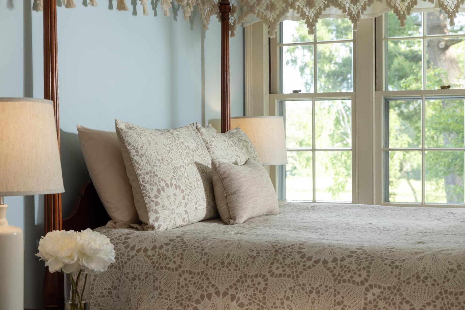 Queen Room with Whirlpool - Collins