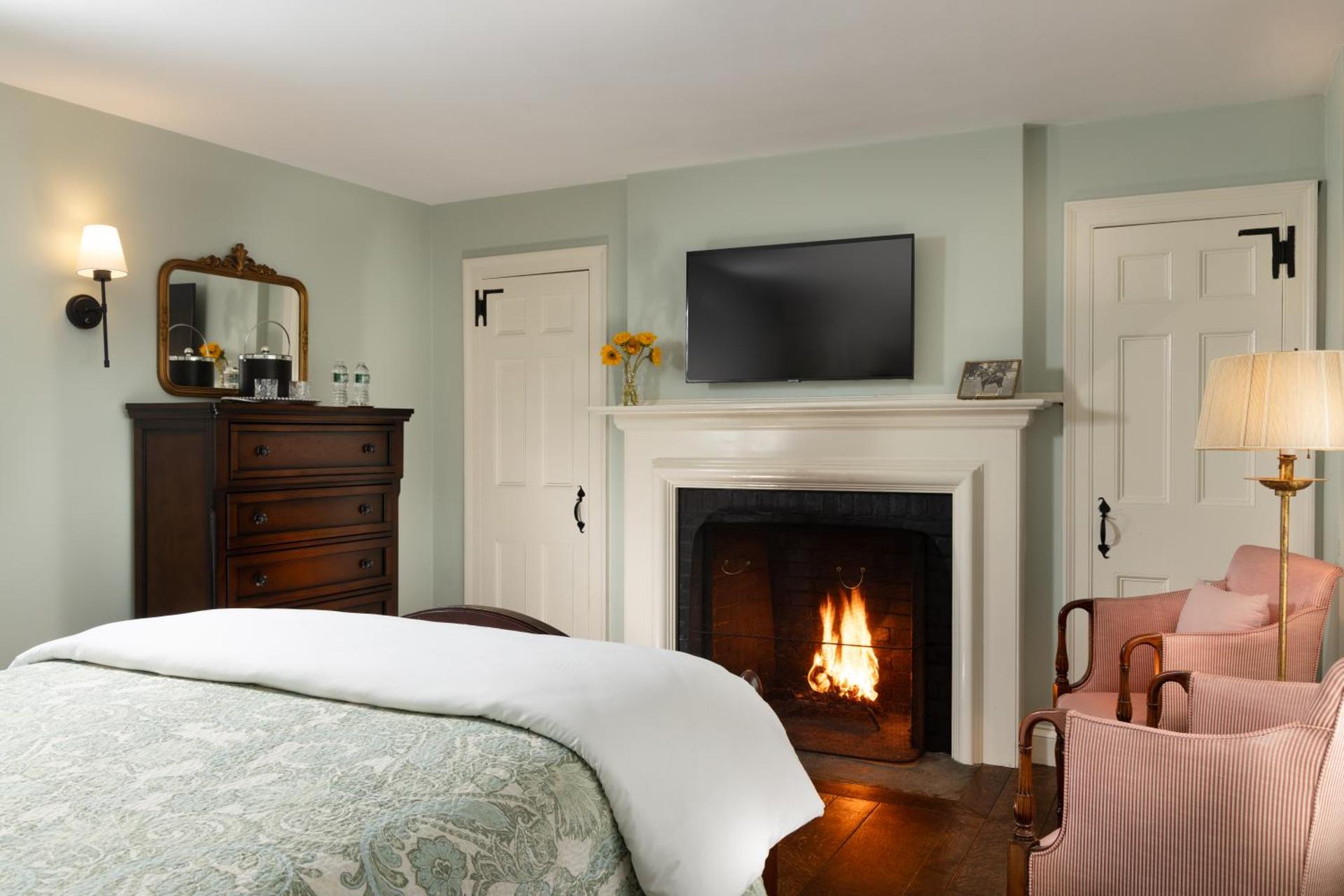 Queen Room with Fireplace - John Lloyd