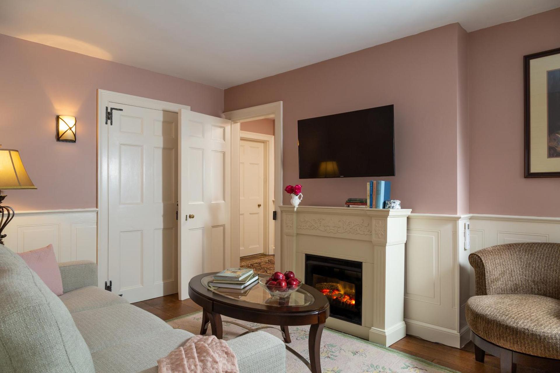 King Suite with Whirlpool - Westinghouse