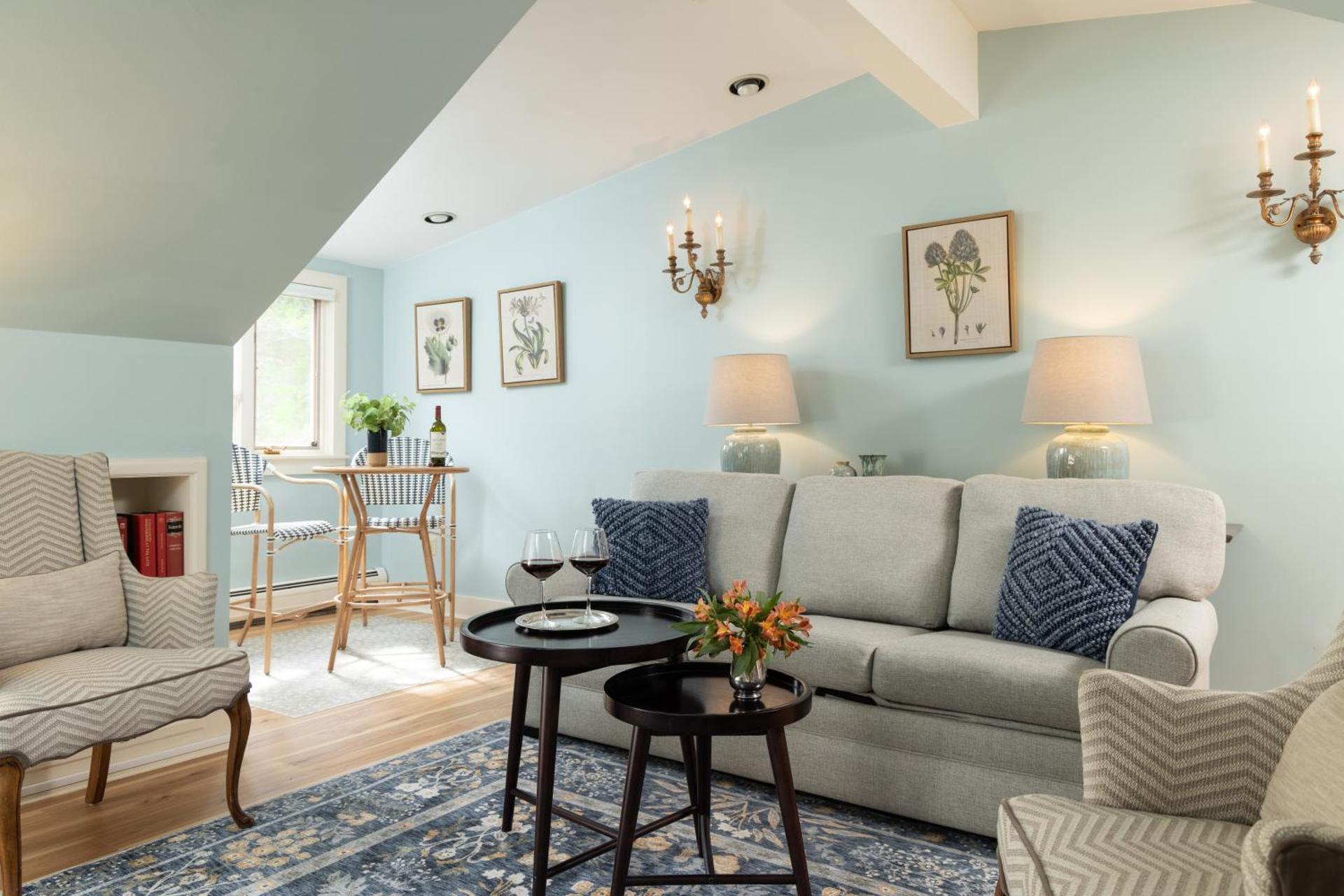 Deluxe Queen Suite with Whirlpool - Penthouse