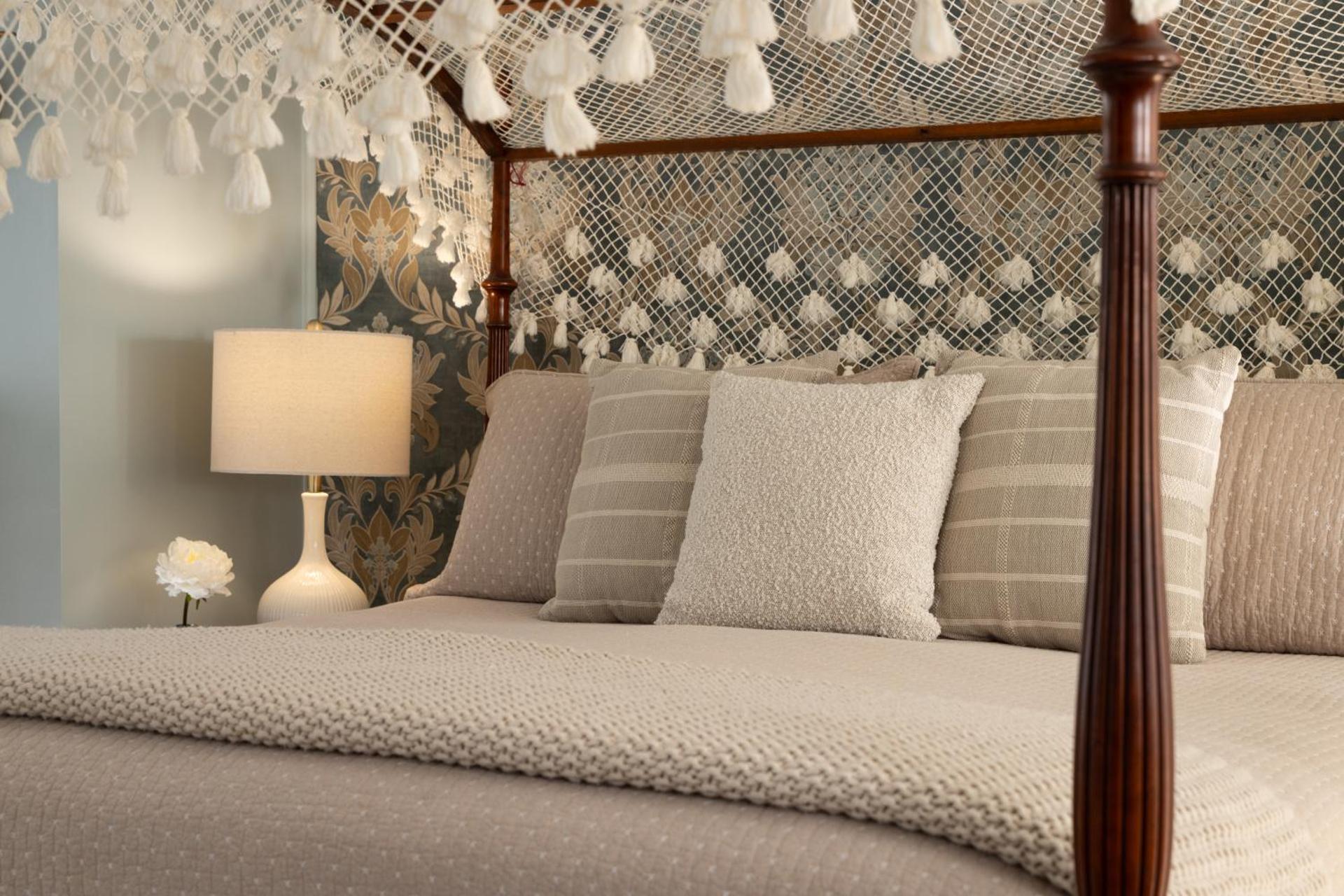 Deluxe Queen Suite with Whirlpool - Penthouse