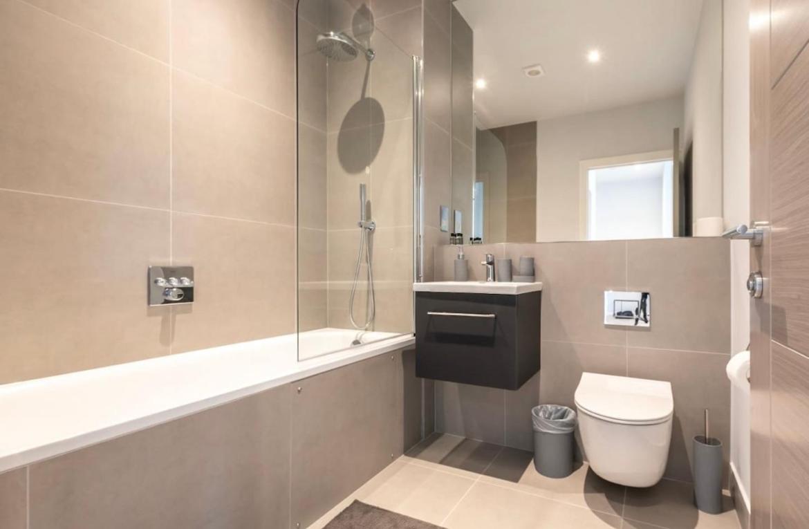 Apartment Thirty Three Staines Upon Thames - Free Parking - Heathrow - Thorpe Park - Studio