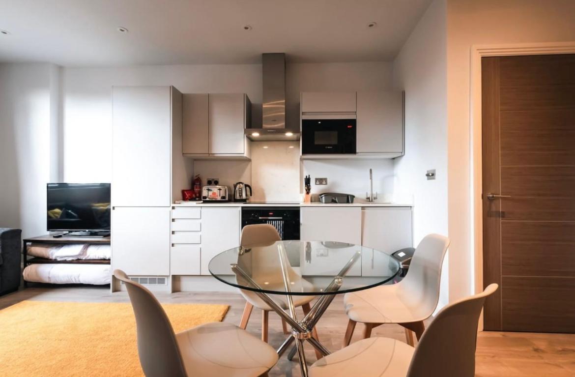 Apartment Thirty Three Staines Upon Thames - Free Parking - Heathrow - Thorpe Park - Studio