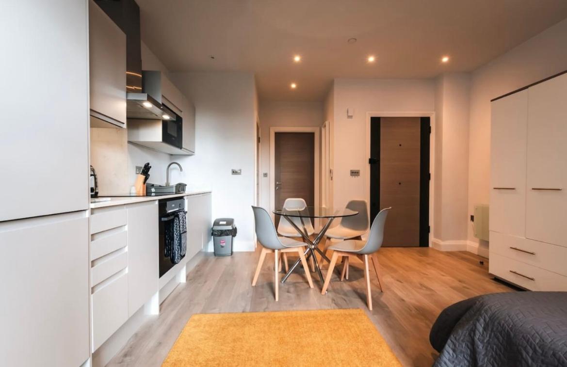 Apartment Thirty Three Staines Upon Thames - Free Parking - Heathrow - Thorpe Park - Studio