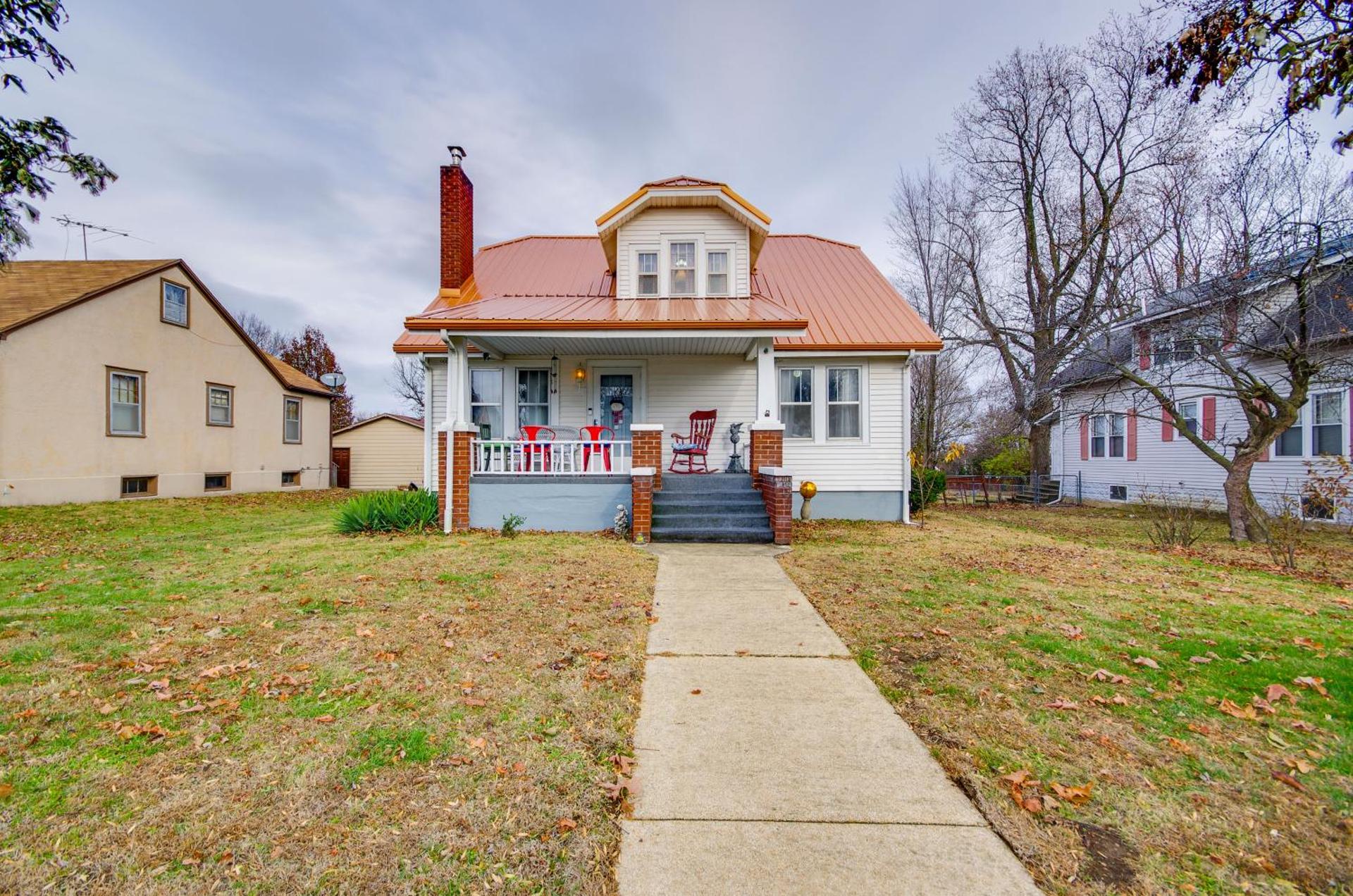 Walk to Civic Center! Lovely Lebanon Home