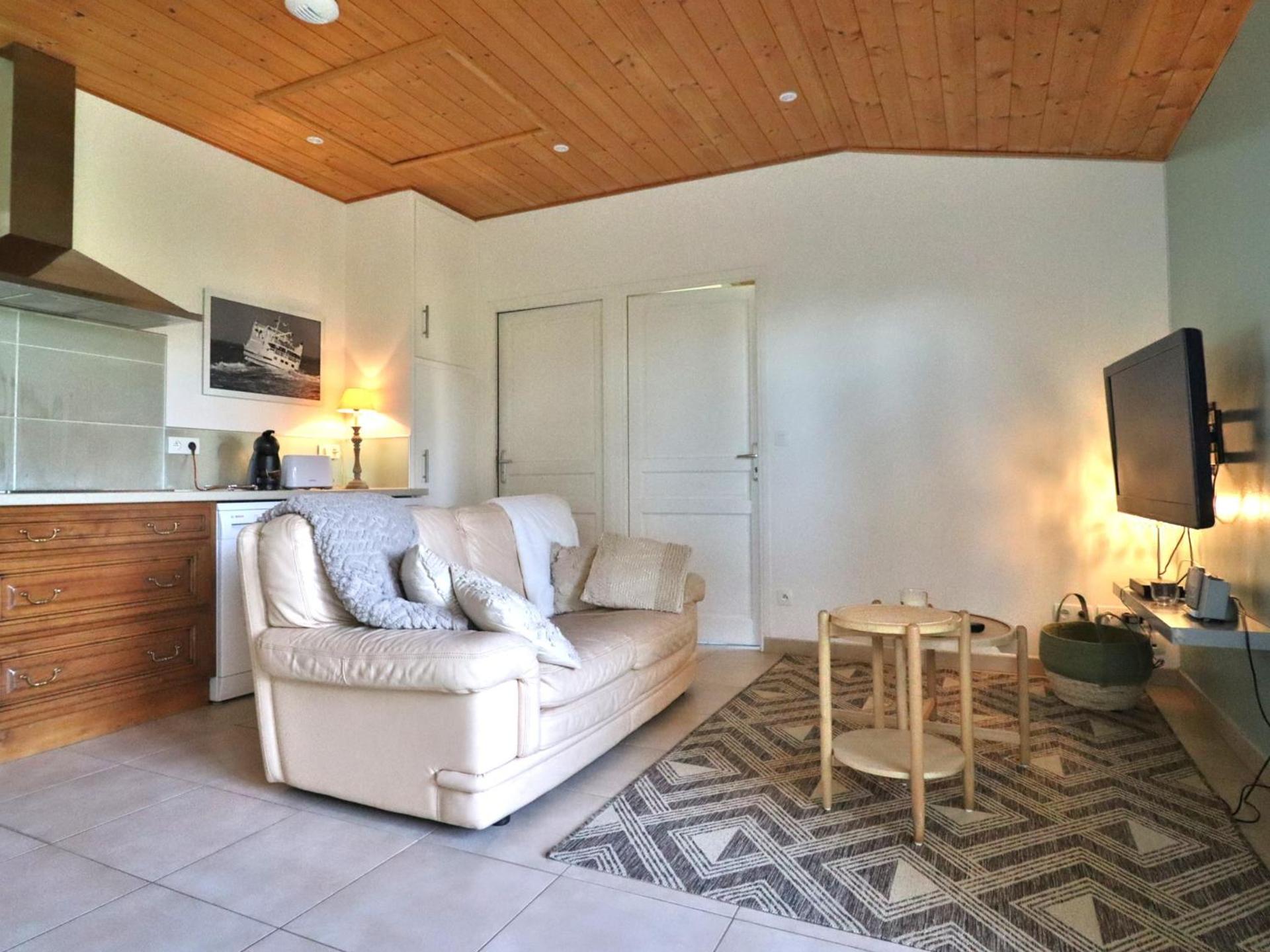 Appartement avec jardin privatif et équipements modernes - FR-1-813-9