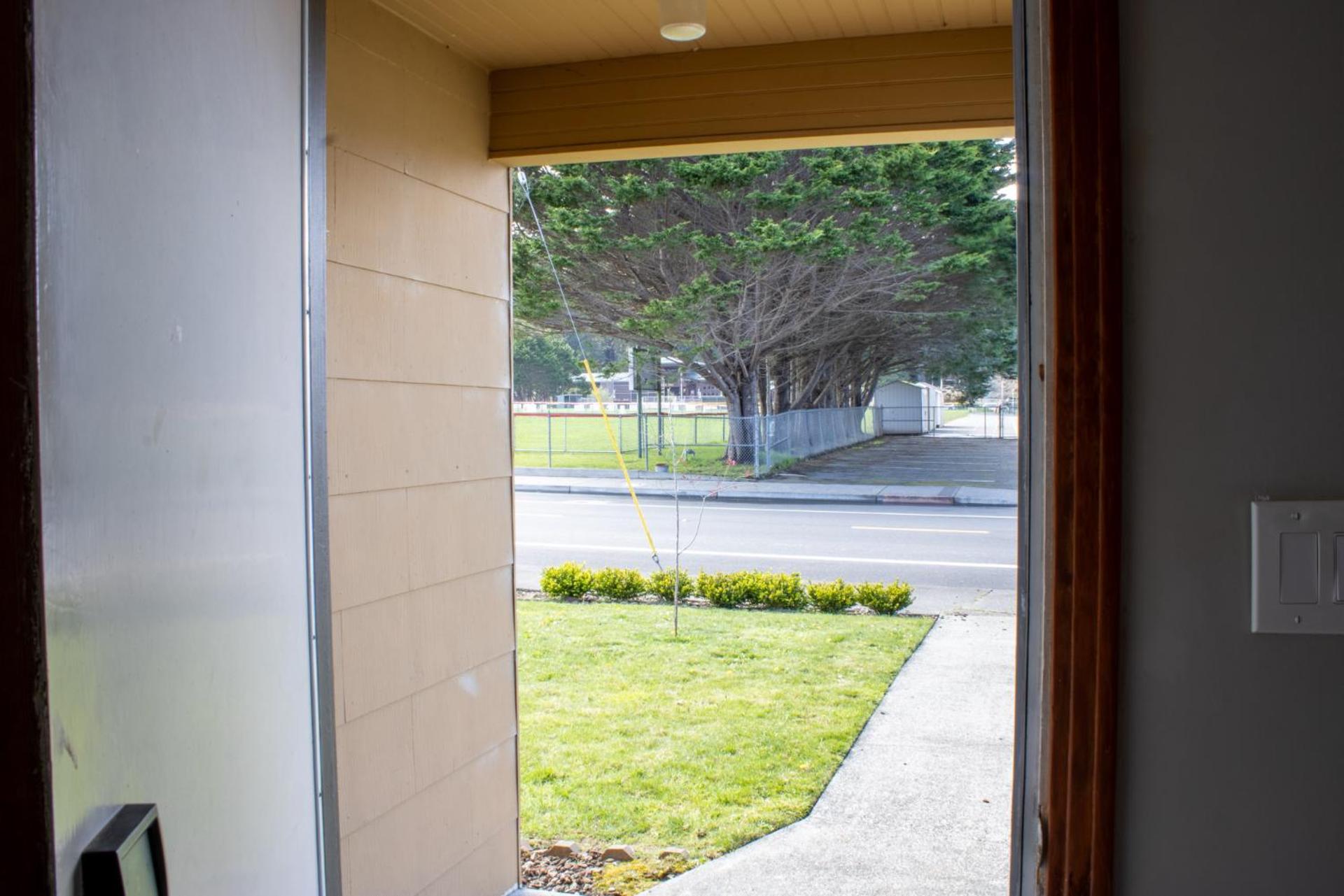 Private Home - #RedwoodSkyWalkRetreat - 5BD, Pro Pool Table, BBQ, Foosball, Darts, Fireplace, Movie Projector, Stereo, Cotton Bedding