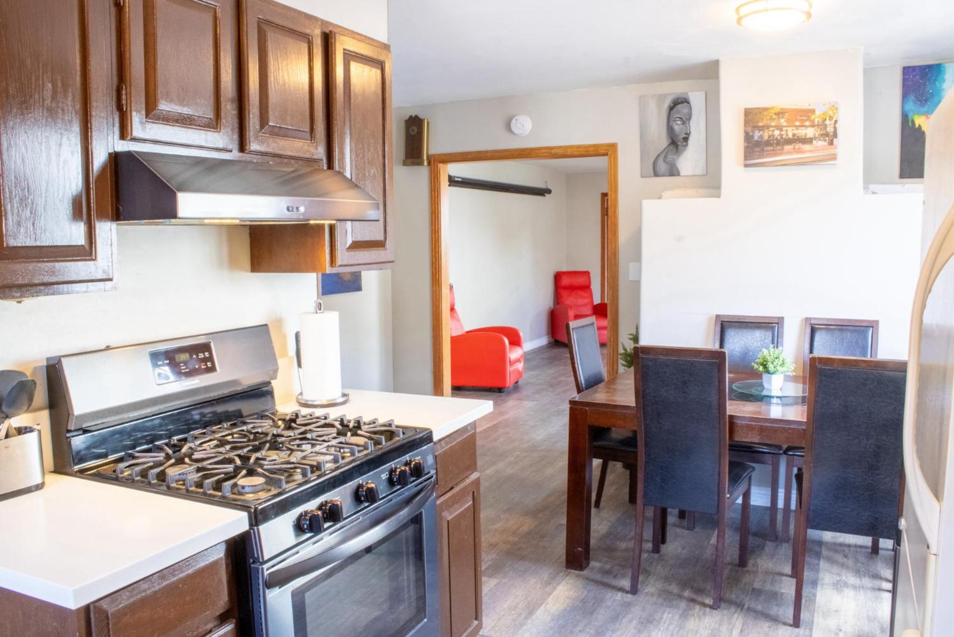 Private Home - #RedwoodSkyWalkRetreat - 5BD, Pro Pool Table, BBQ, Foosball, Darts, Fireplace, Movie Projector, Stereo, Cotton Bedding