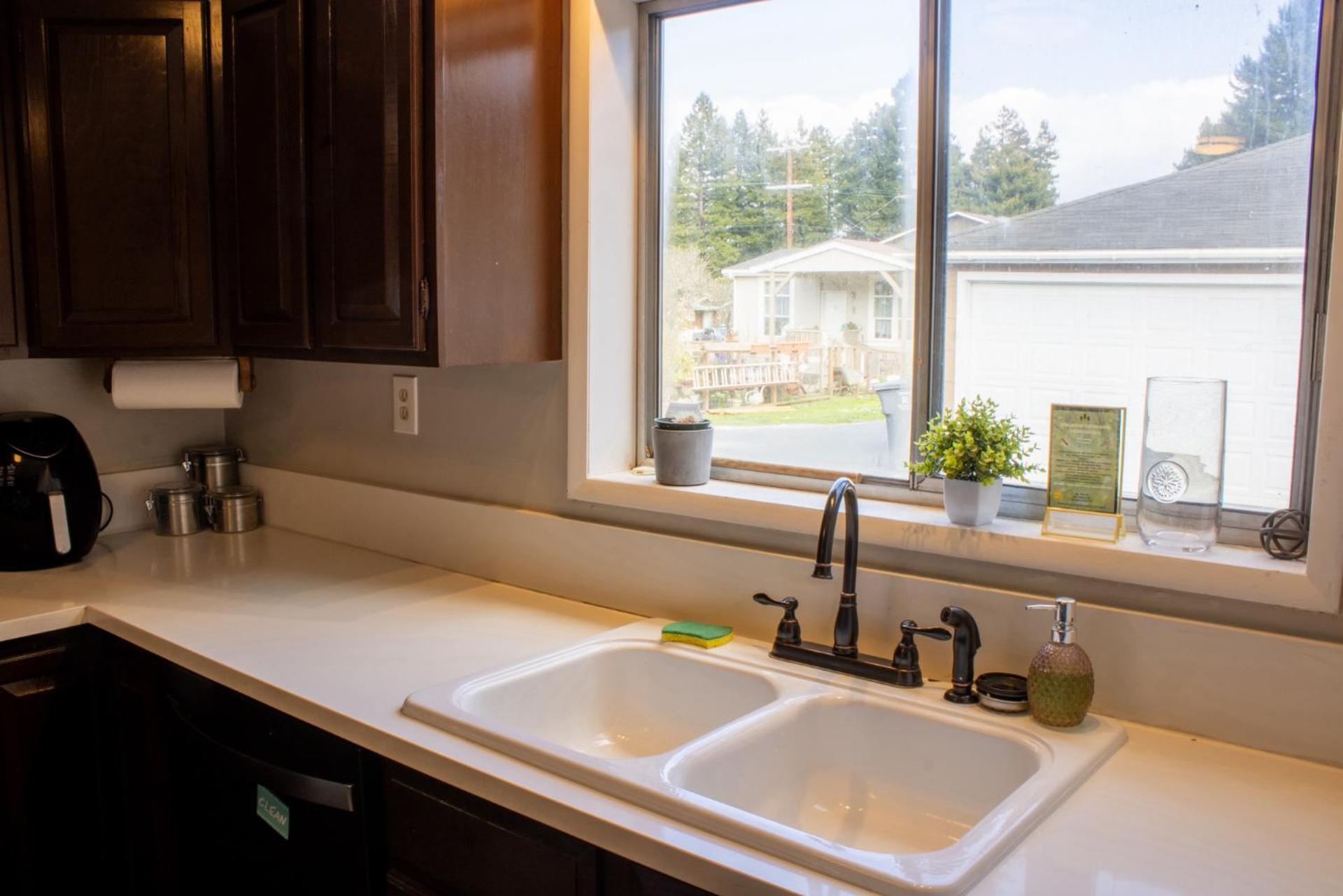 Private Home - #RedwoodSkyWalkRetreat - 5BD, Pro Pool Table, BBQ, Foosball, Darts, Fireplace, Movie Projector, Stereo, Cotton Bedding