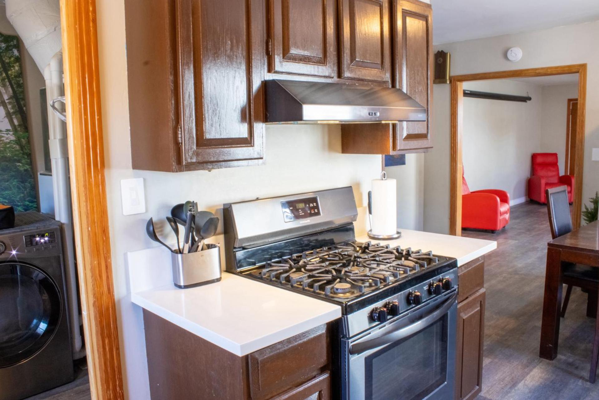 Private Home - #RedwoodSkyWalkRetreat - 5BD, Pro Pool Table, BBQ, Foosball, Darts, Fireplace, Movie Projector, Stereo, Cotton Bedding