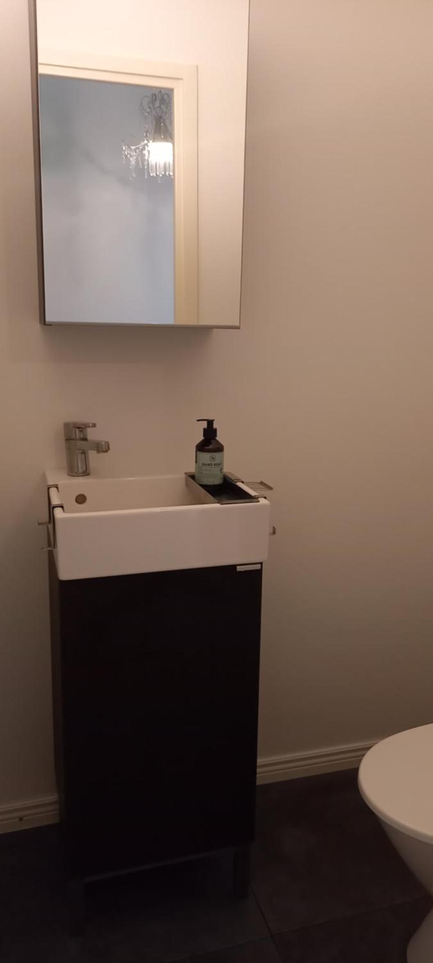 Avara huoneisto, lasitettu parveke, kaksi weeceetä