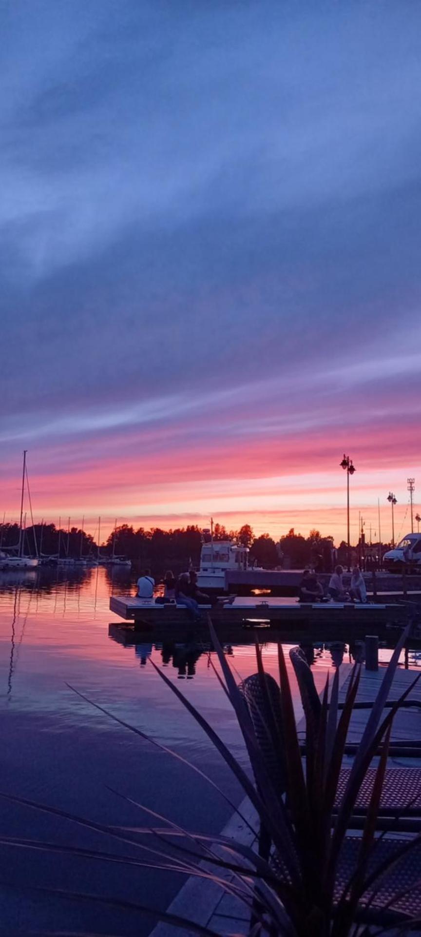 Avara huoneisto, lasitettu parveke, kaksi weeceetä