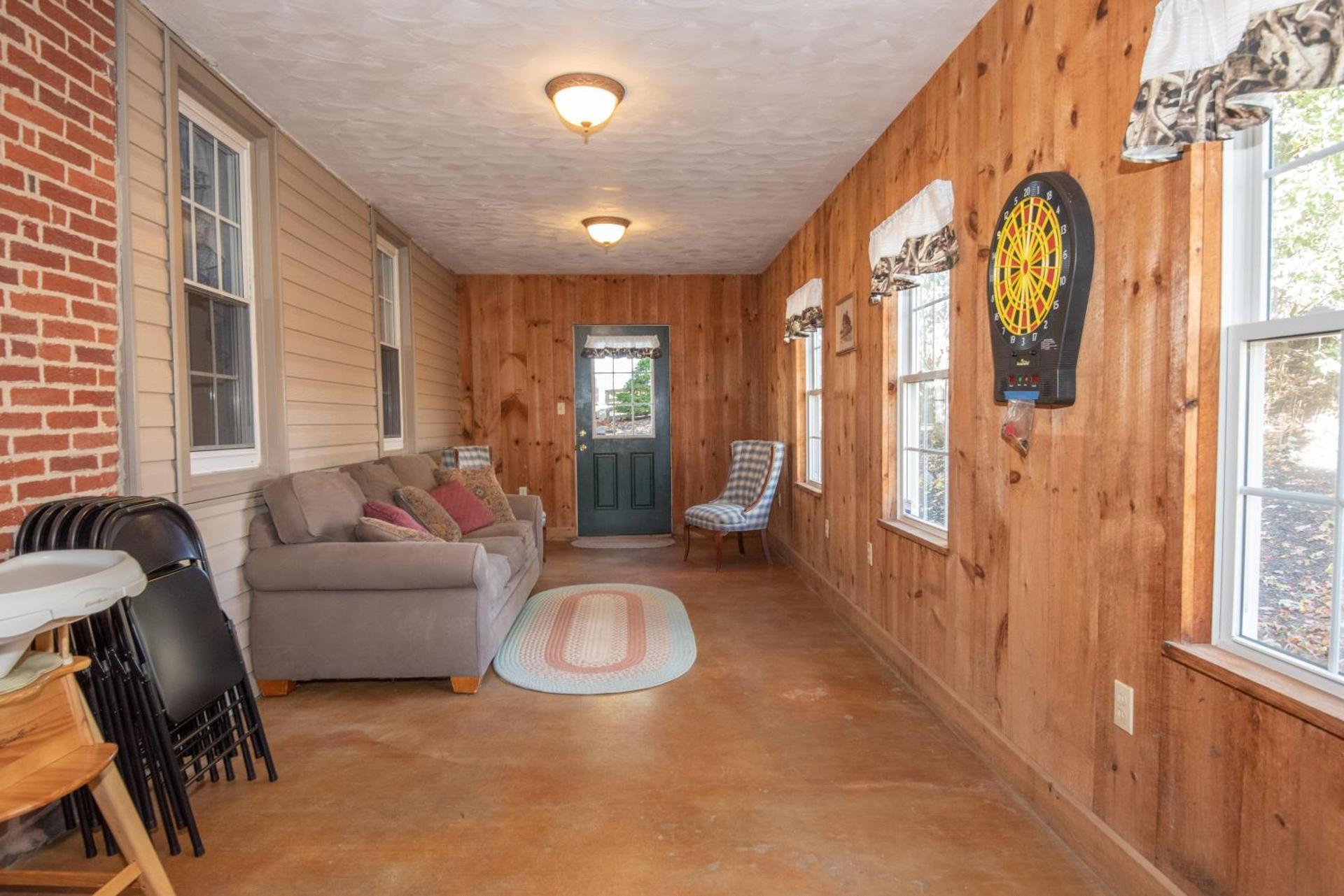 Cozy Cow Homestead with pool!