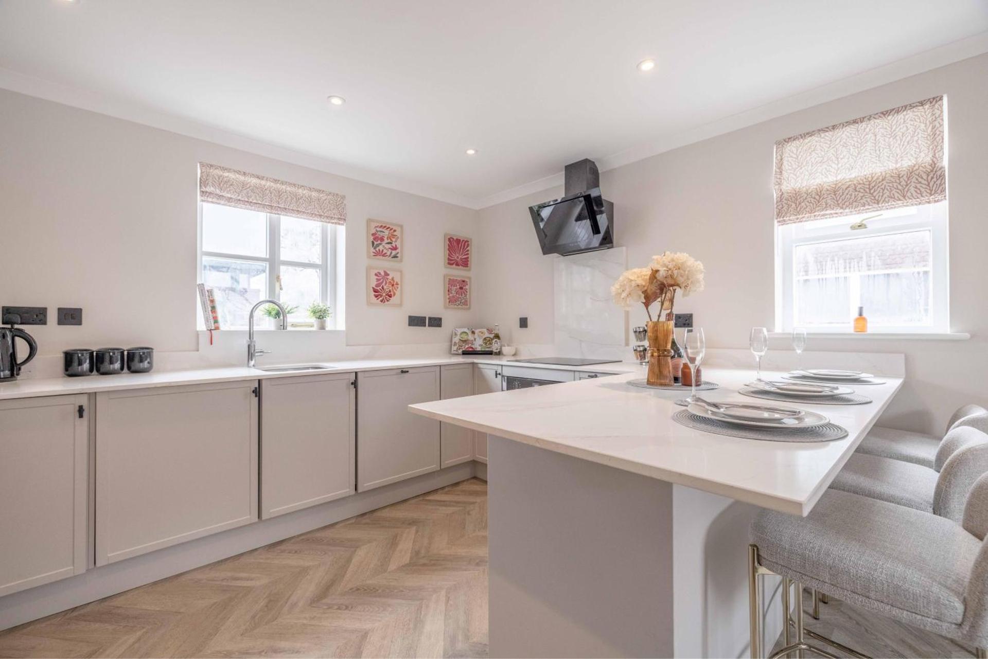 Stylish 2 Bed with Parking, 5 Min Walk to Windsor