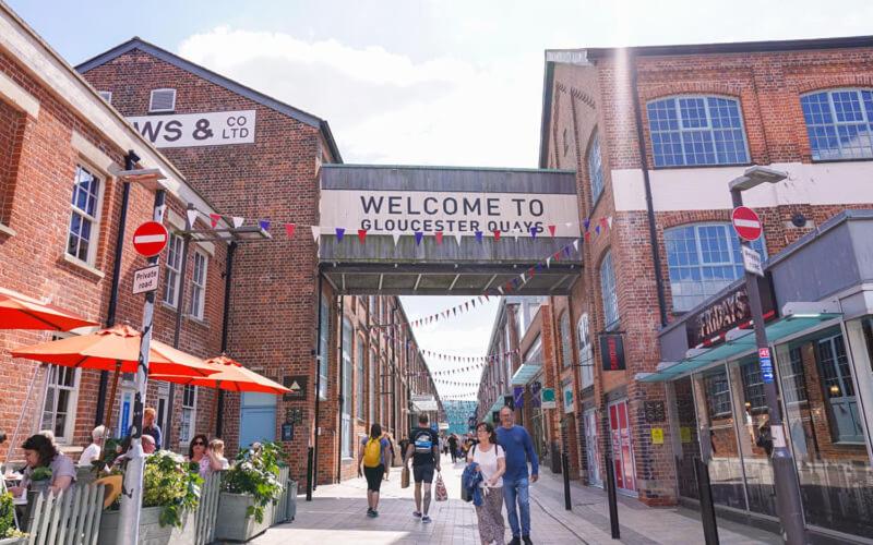 Sleeps up to 6 - Central modern - outside space