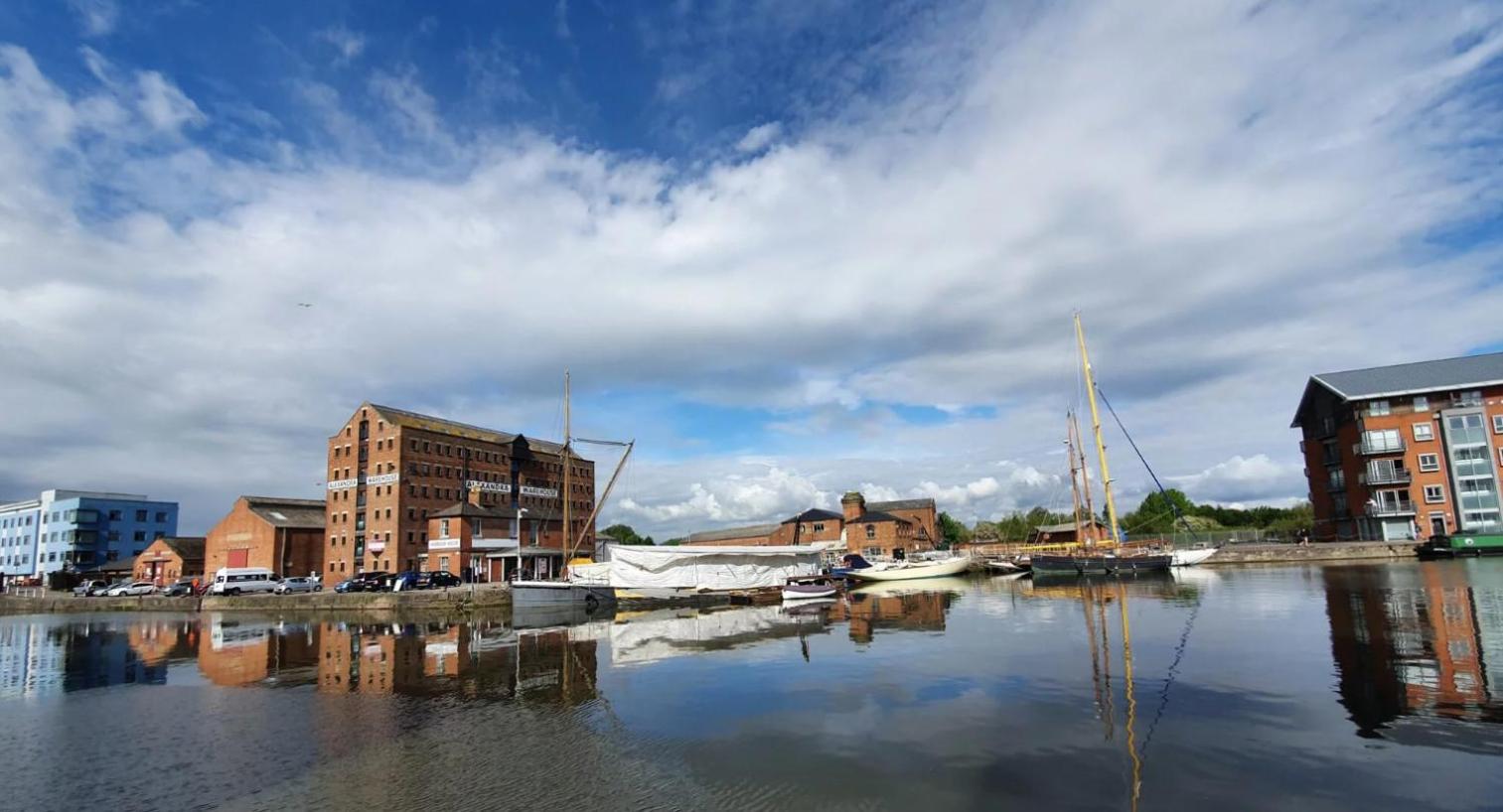 Sleeps up to 6 - Central modern - outside space