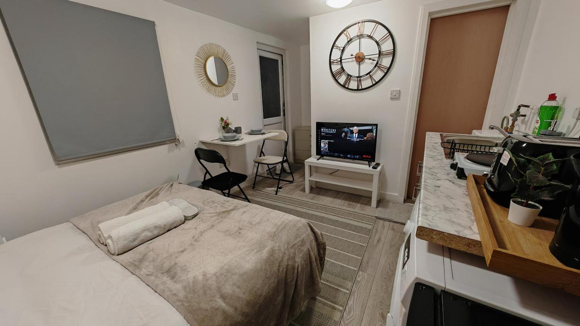 Cozy studio with Netflix & chill & Parking