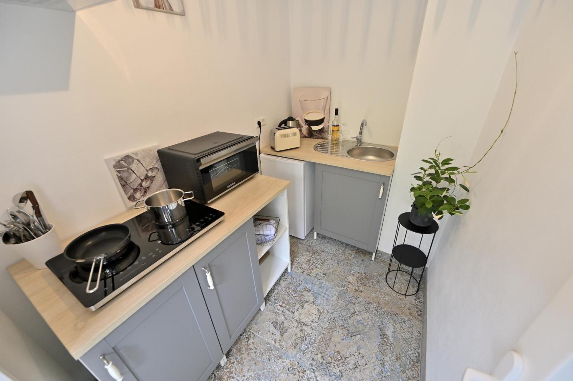 Kitchen or kitchenette